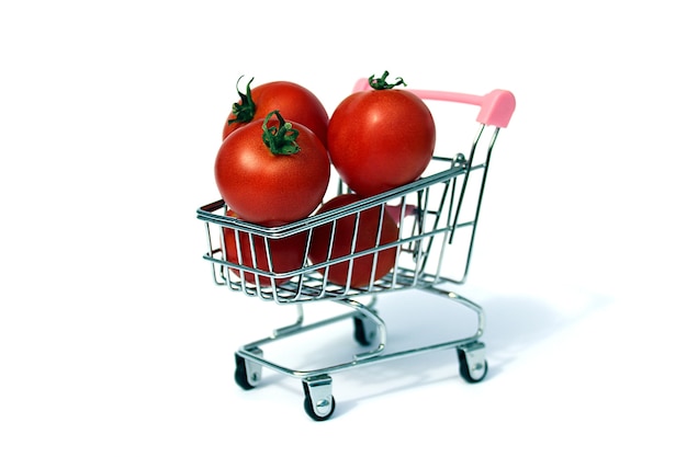 Les tomates mûres rouges se trouvent dans un panier.