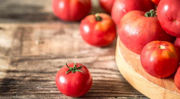 Tomates mûres sur table en bois