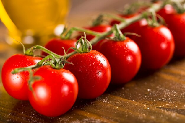 Tomates mûres sur la table en bois