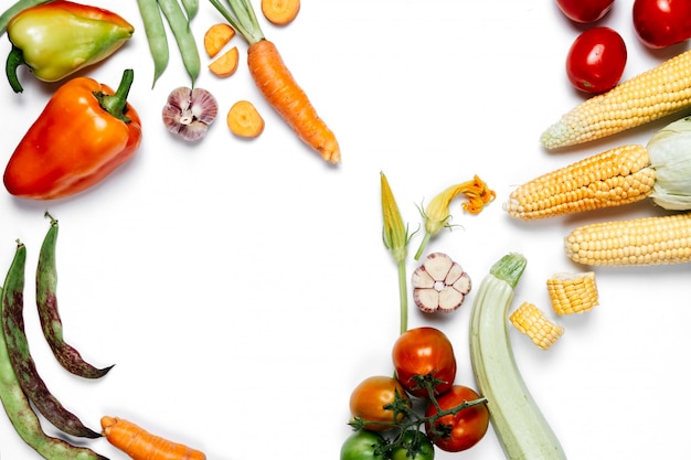 Tomates, oignons, carottes, ail, betteraves rouges, poivrons, maïs et haricots verts. Lay plat, vue de dessus, espace de copie