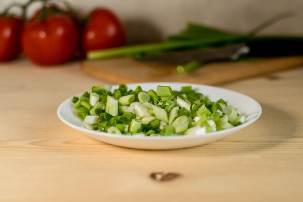 Tomates et oignons verts frais