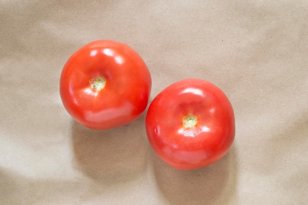 Tomates sur papier kraft