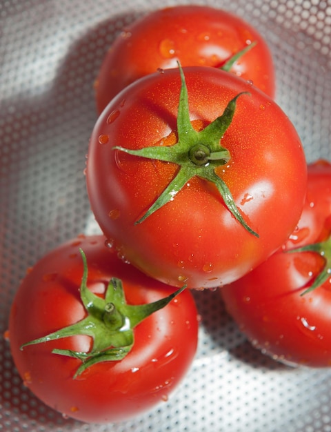 Tomates sur une passoire pour le nettoyage