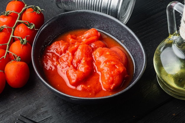 Tomates pelées dans un bol