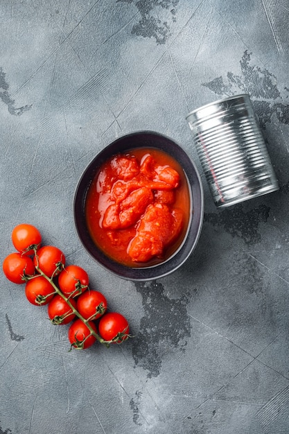 Tomates pelées, sur fond gris, vue de dessus à plat