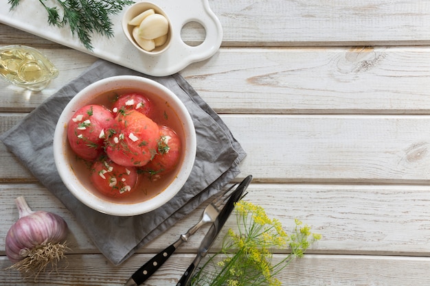 Tomates pelées marinées à l'ail et à l'aneth