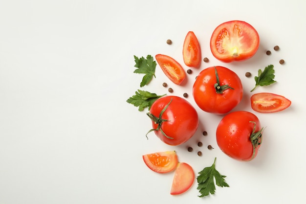 Tomates, persil et poivron sur fond blanc