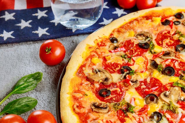 Photo des tomates et de la pizza sur la table.