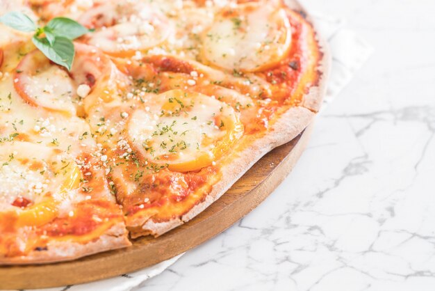 tomates pizza sur table