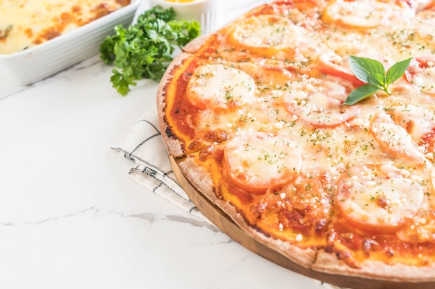 tomates pizza sur la table