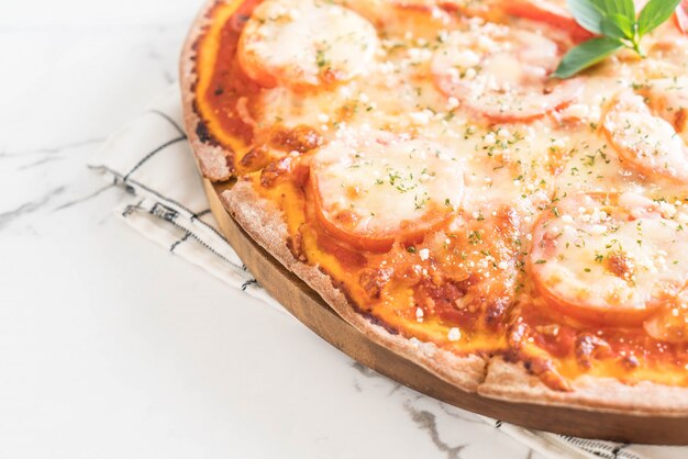 tomates pizza sur la table