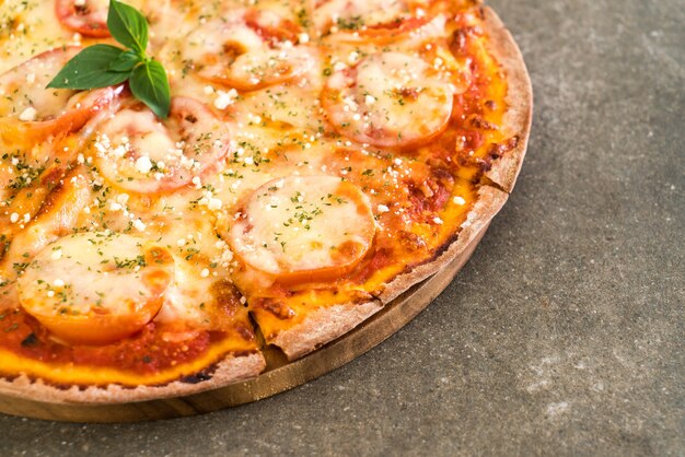 tomates pizza sur la table