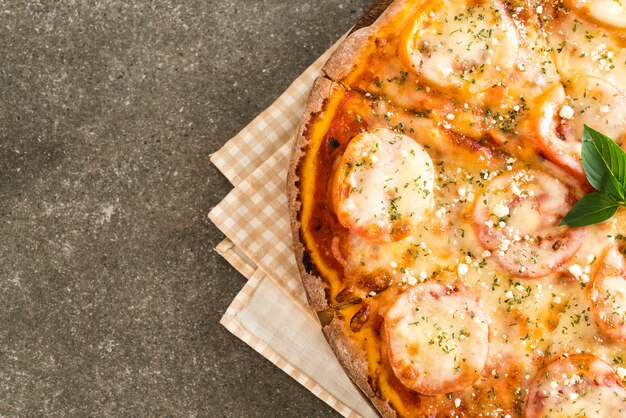 tomates pizza sur la table