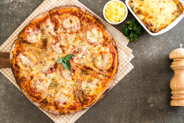 tomates pizza sur la table