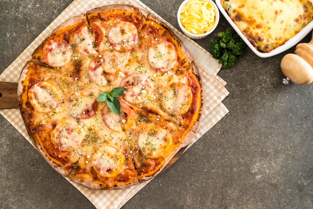 tomates pizza sur la table