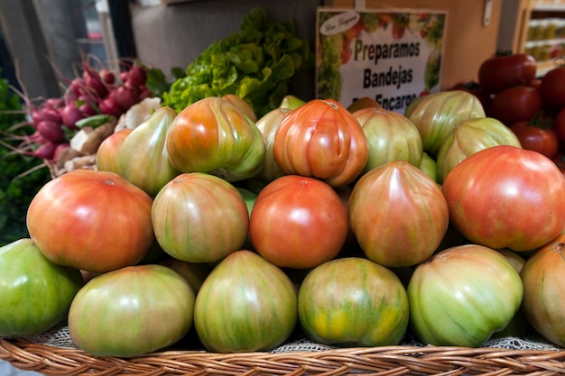 Tomates placées dans un magasin d'alimentation