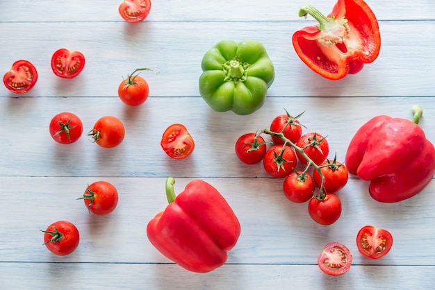 Tomates et poivrons frais