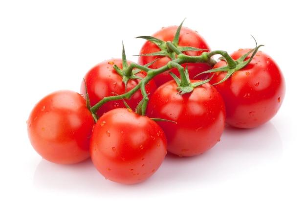 Tomates propres mûres fraîches avec des gouttes d'eau