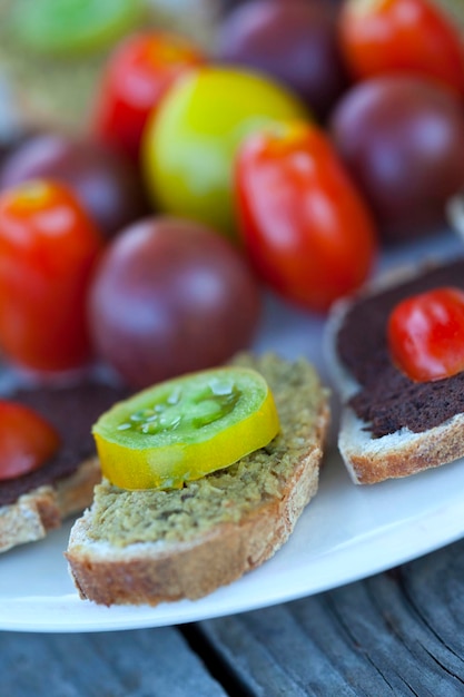 Tomates et purée d'olive sur des toasts sur une assiette