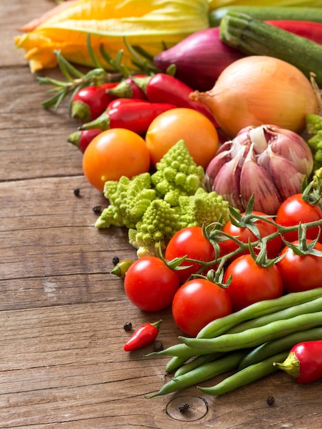 Photo des tomates qui poussent sur la table