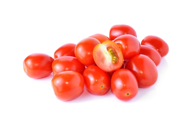 Tomates de raisin ou de cerise isolées sur fond blanc