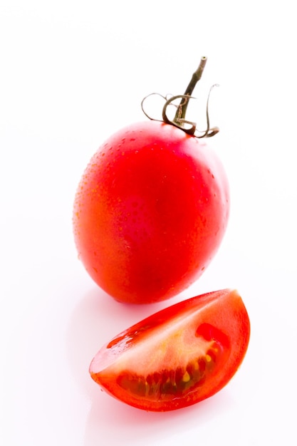 Tomates Roma biologiques sur fond blanc.