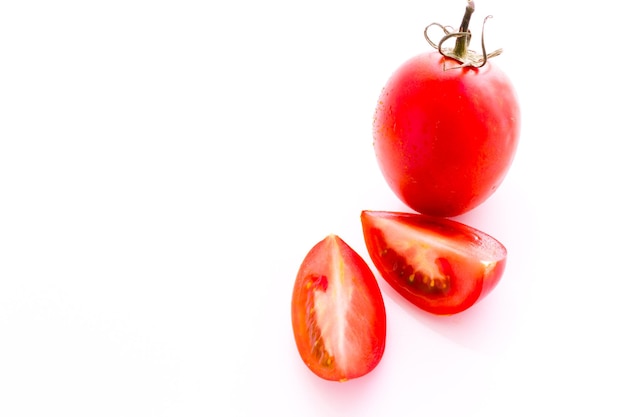 Tomates Roma biologiques sur fond blanc.