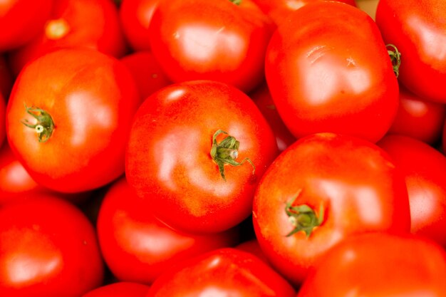 Tomates rouges biologiques au marché fermier local.