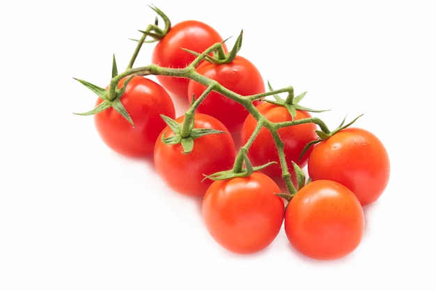 Tomates rouges sur blanc. Groupe de tomates