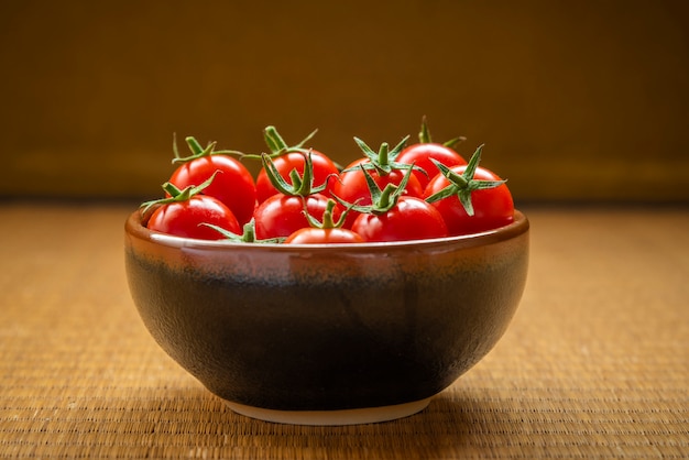 Tomates rouges sur blanc. Groupe de tomates