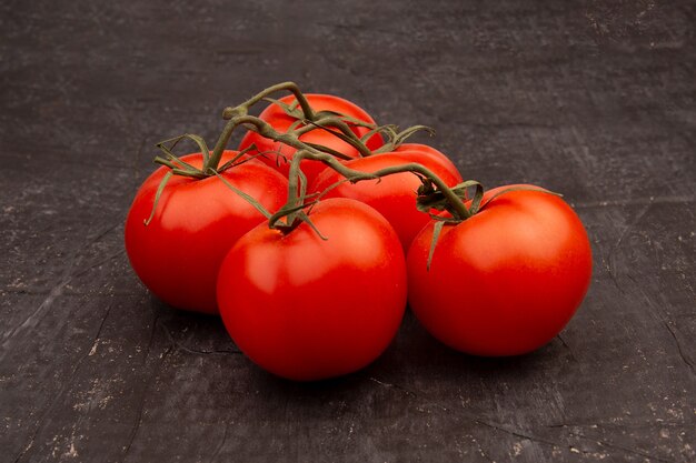 Tomates rouges sur une branche verte