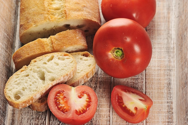 Photo tomates rouges et ciabatta