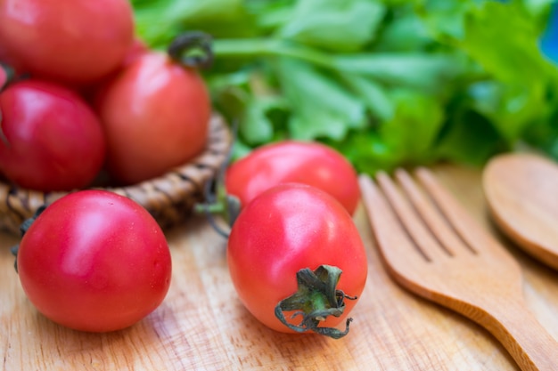 tomates rouges closeup sur fond en bois