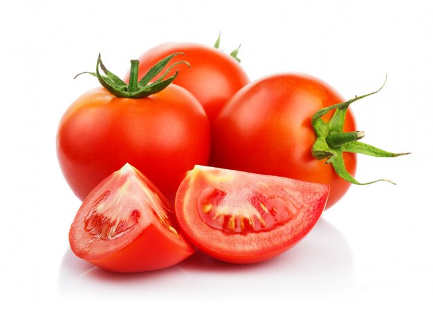 Tomates rouges avec coupe isolé sur blanc