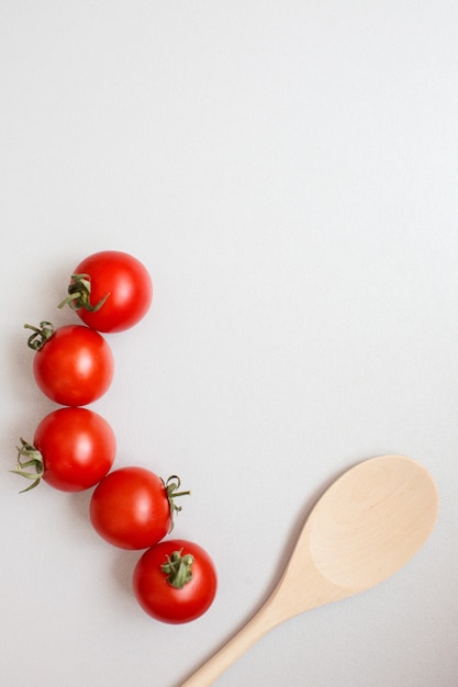 Tomates rouges et cuillère en bois