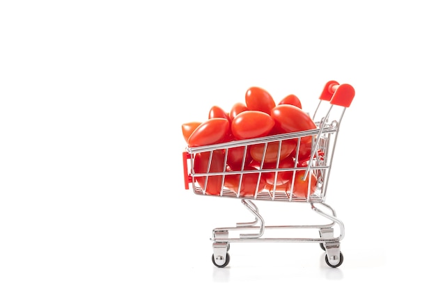 Tomates rouges dans votre panier. Nourriture saine pour une bonne santé. Concept de magasinage de légumes.