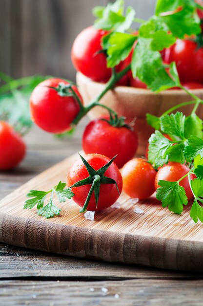 Tomates rouges fraîches au persil vert