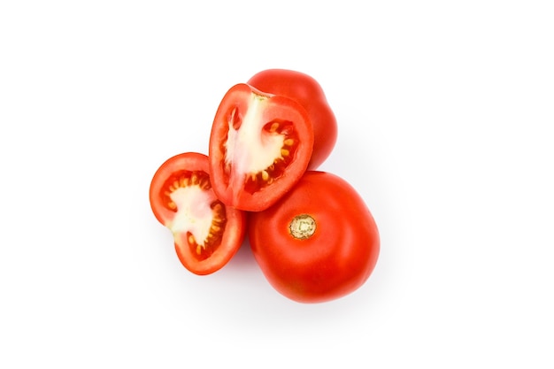 Tomates rouges fraîches avec cut isolated on white