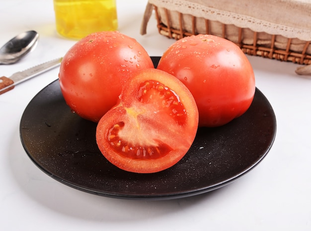 Tomates rouges fraîches sur fond blanc