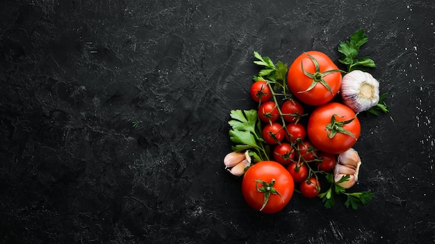 Tomates rouges fraîches sur fond sombre Légumes Vue de dessus Espace libre pour votre texte
