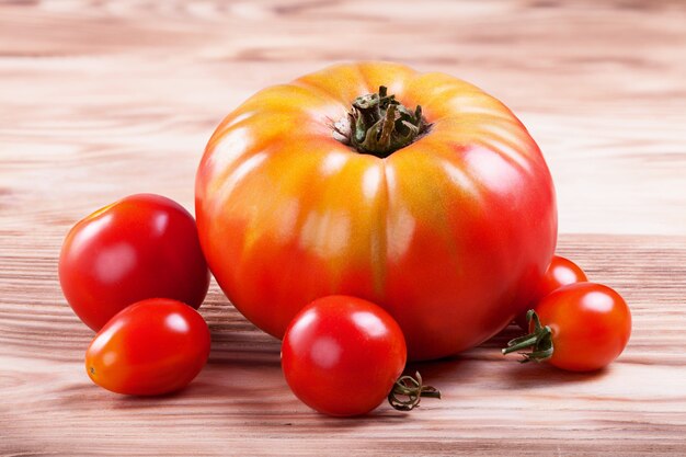 Tomates rouges fraîches sur table en bois