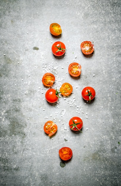 Tomates rouges fraîches. Sur une table en pierre.