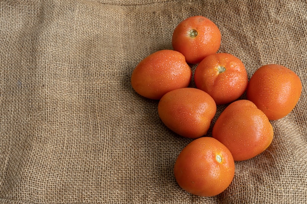 Photo tomates rouges fraîches sur un tapis de jute