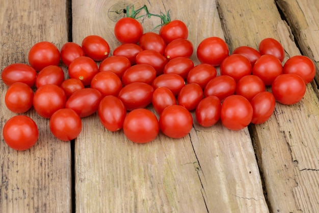 Tomates rouges fraîches sur de vieilles planches en bois