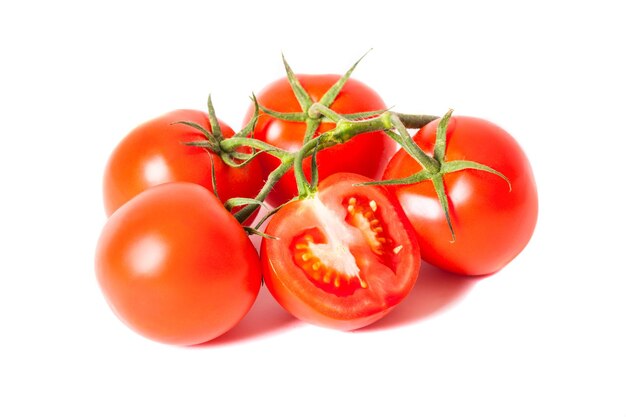 Tomates rouges isolés sur fond blanc