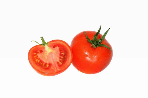 Tomates rouges isolés sur fond blanc