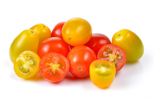 Tomates rouges et jaunes sur blanc