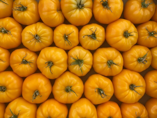 Tomates rouges et jaunes dans des boîtes au marché des fermiers.focus sélectif.nature