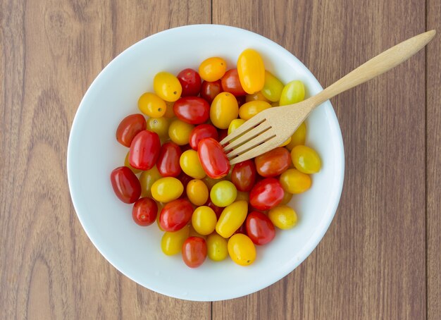 Tomates rouges et jaunes avec une fourchette