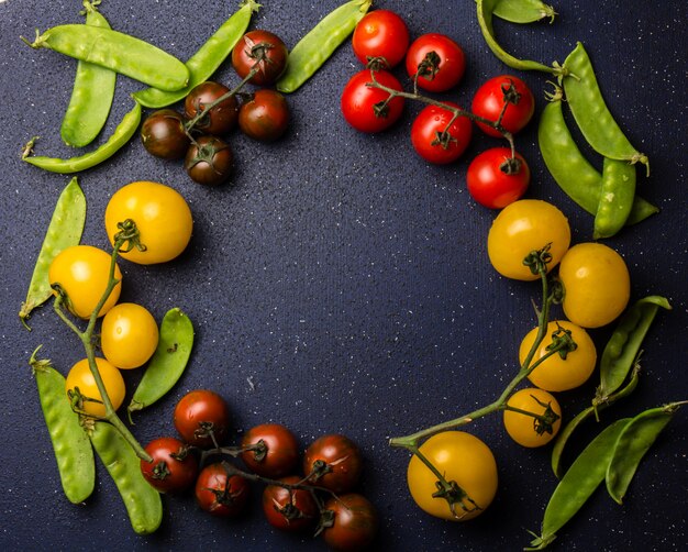 tomates rouges et jaunes et pois vert.